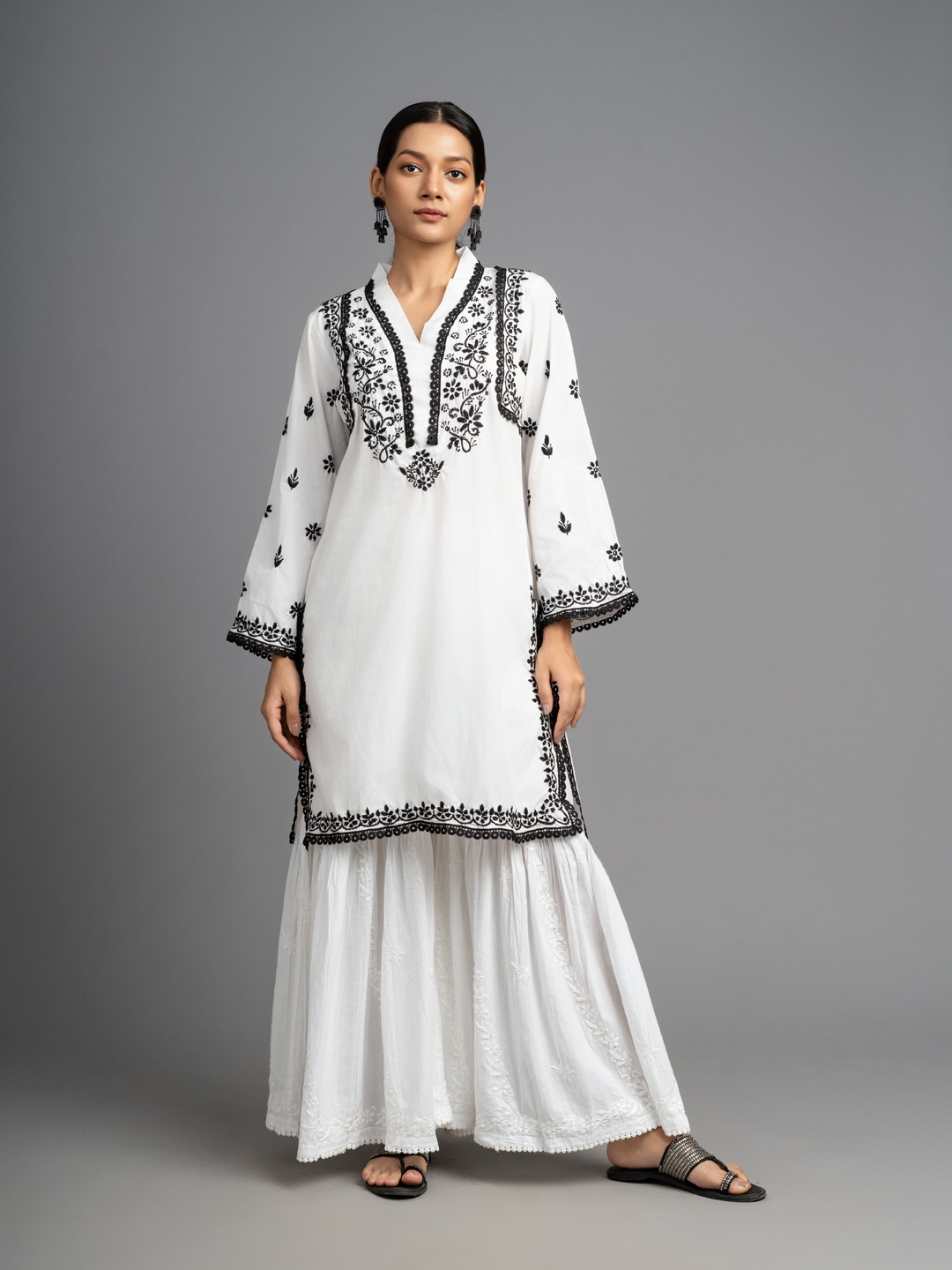 

Hastya Kala Floral Embroidered V-Neck Pure Cotton Straight Kurti, White