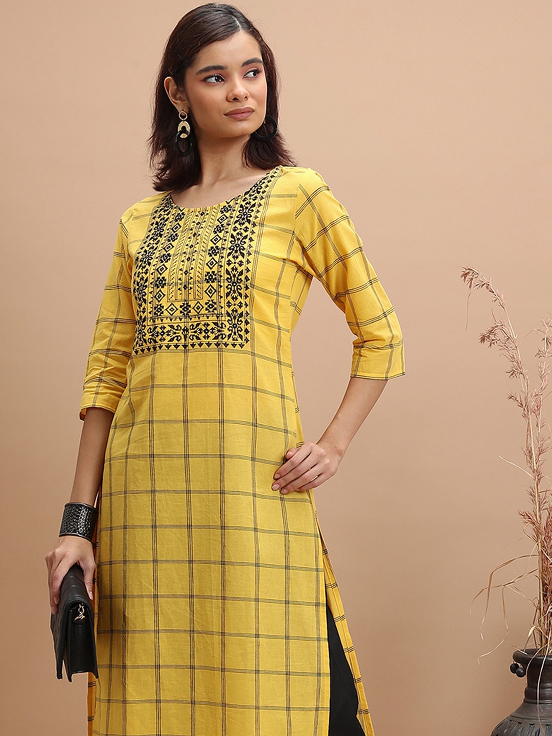 

Vishudh Yellow Geometric Embroidered Round Neck Mirror Work Straight Kurta