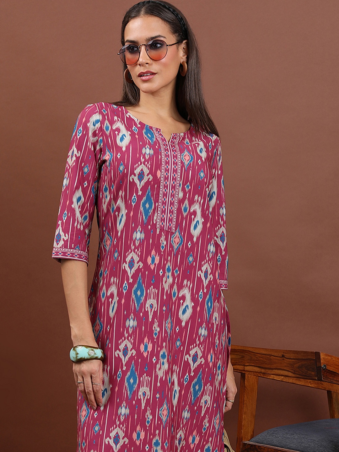 

Vishudh Magenta Geometric Printed Notch Neck Straight Kurta