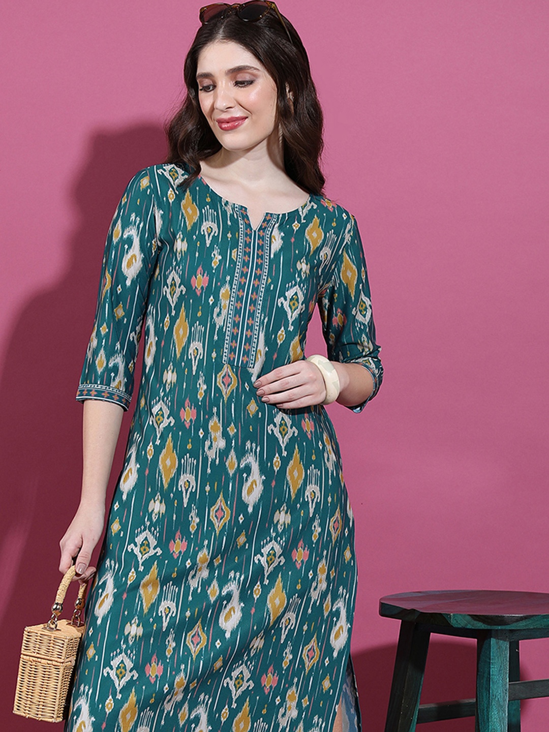 

Vishudh Green Geometric Printed Notch Neck Straight Kurta