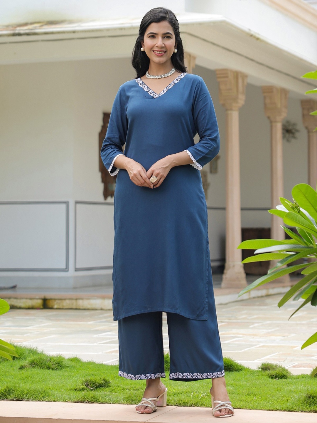 

Aramya Rayon V-Neck Straight Kurta, Blue
