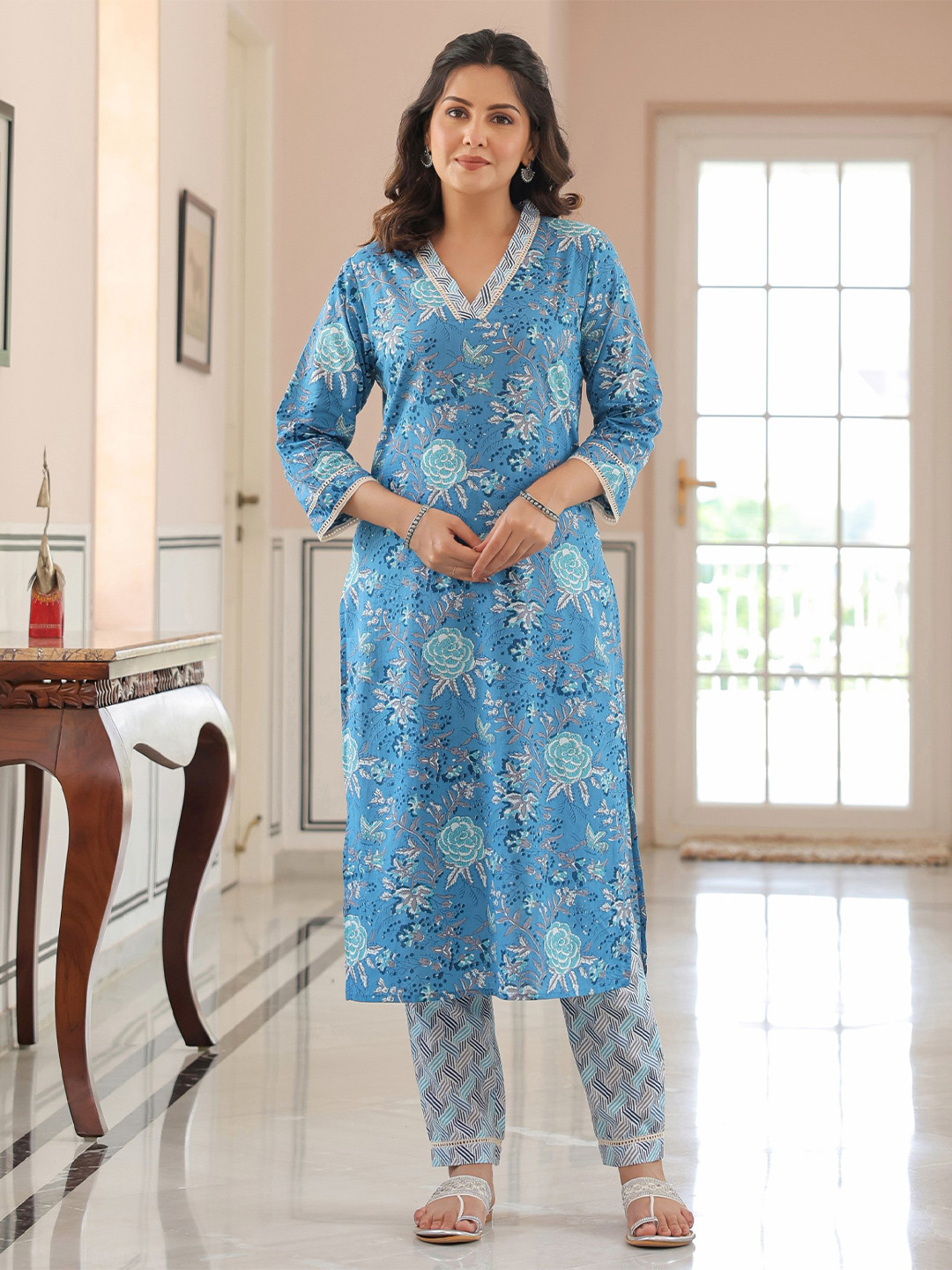 

Aramya Floral Printed Pure Cotton Straight Kurta With Trousers, Blue