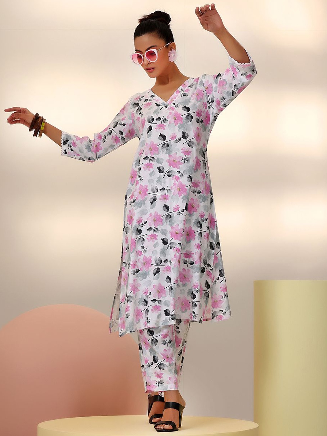 

Libas White Floral Printed V-Neck Tunic With Trousers