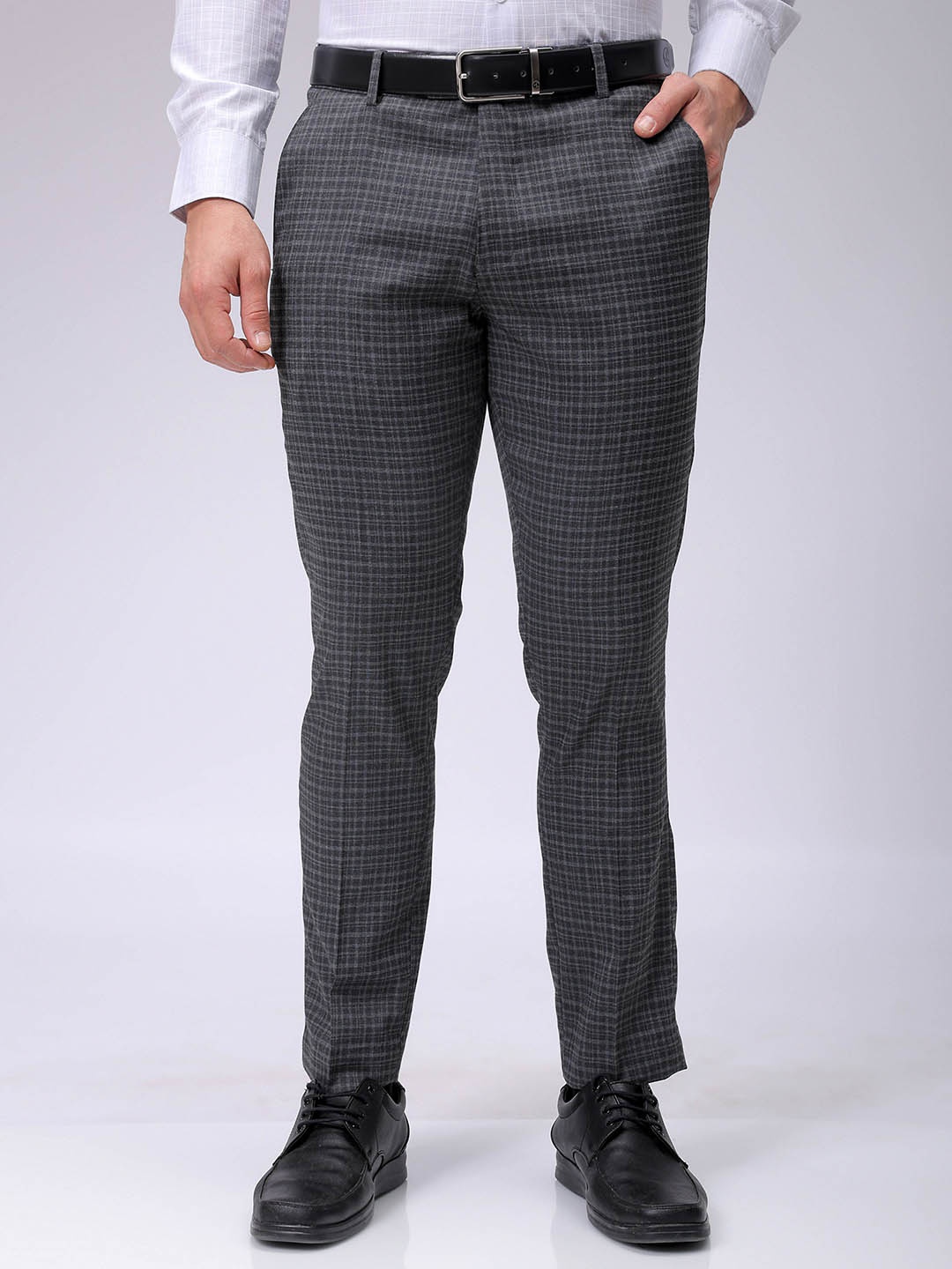 

The Indian Garage Co. X Luxe Men Checked Slim Fit Formal Trousers, Charcoal