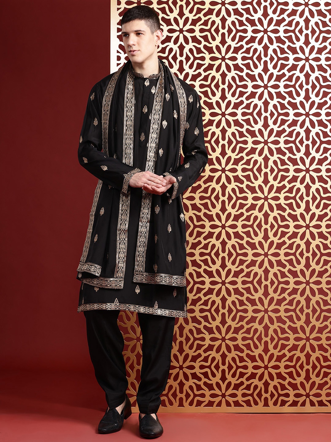 

MANQ Men Ethnic Motifs Embroidered Sequinned Pure Cotton Kurta with Pyjamas & Dupatta, Black