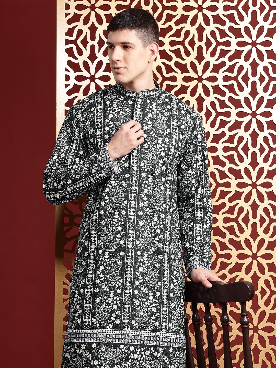 

MANQ Men Floral Printed Thread Work Pure Cotton Kurta with Trousers, Black