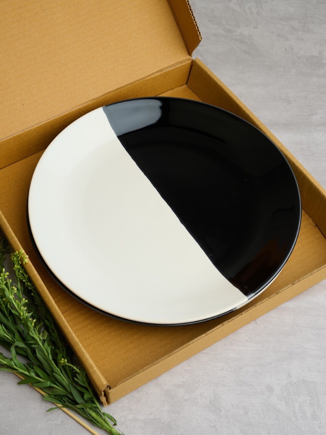 

BlackCarrot White & Black 2 Pieces Colourblocked Glossy Plates