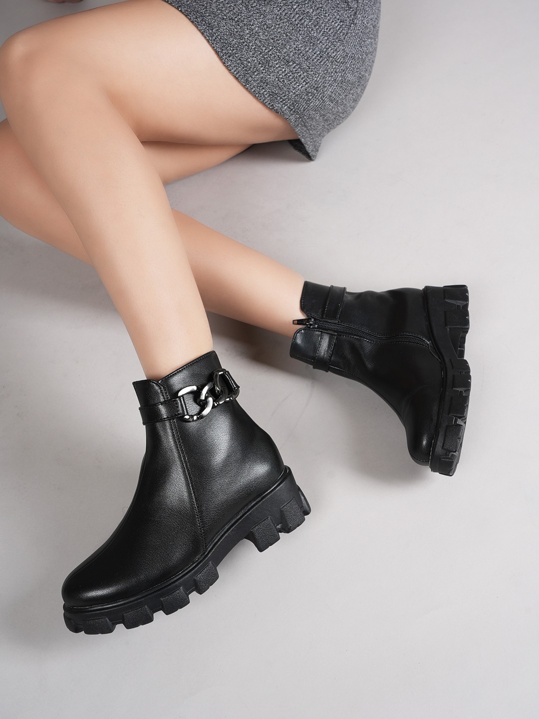 

The Roadster Lifestyle Co Women Block Heeled Chunky Boots, Black