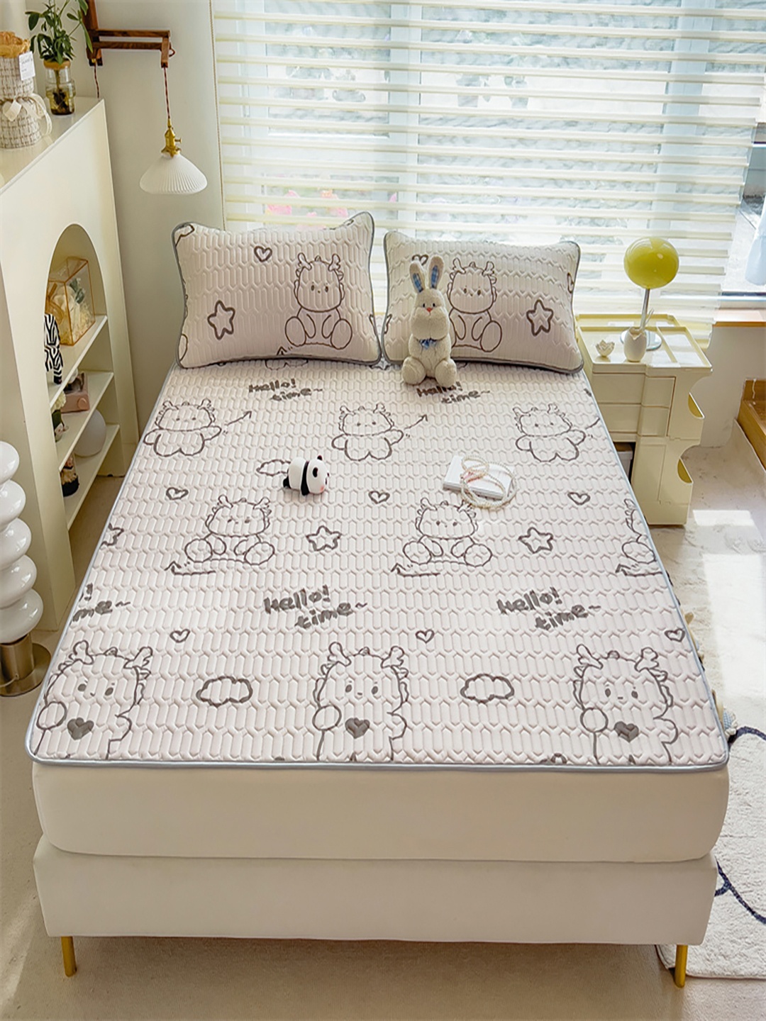 

JC HOME Grey Graphic 160 TC Queen Bedsheet with 2 Pillow Covers