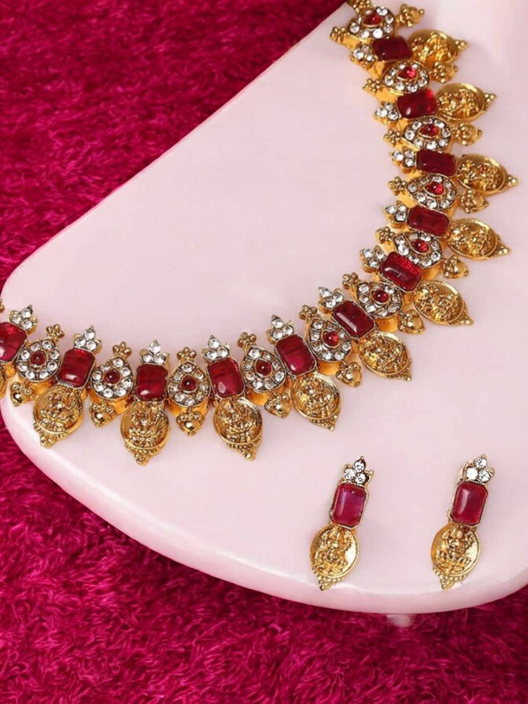 

Anouk Gold Toned Stone-Studded Jewellery Set