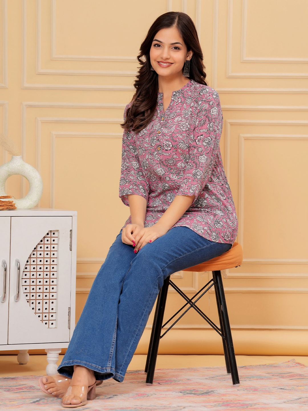 

Anushil Floral Printed V-Neck Kurti, Pink