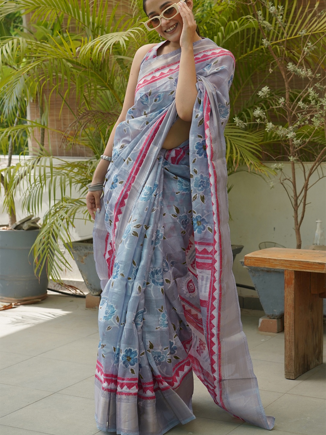 

MIRCHI FASHION Floral Printed Saree, Blue