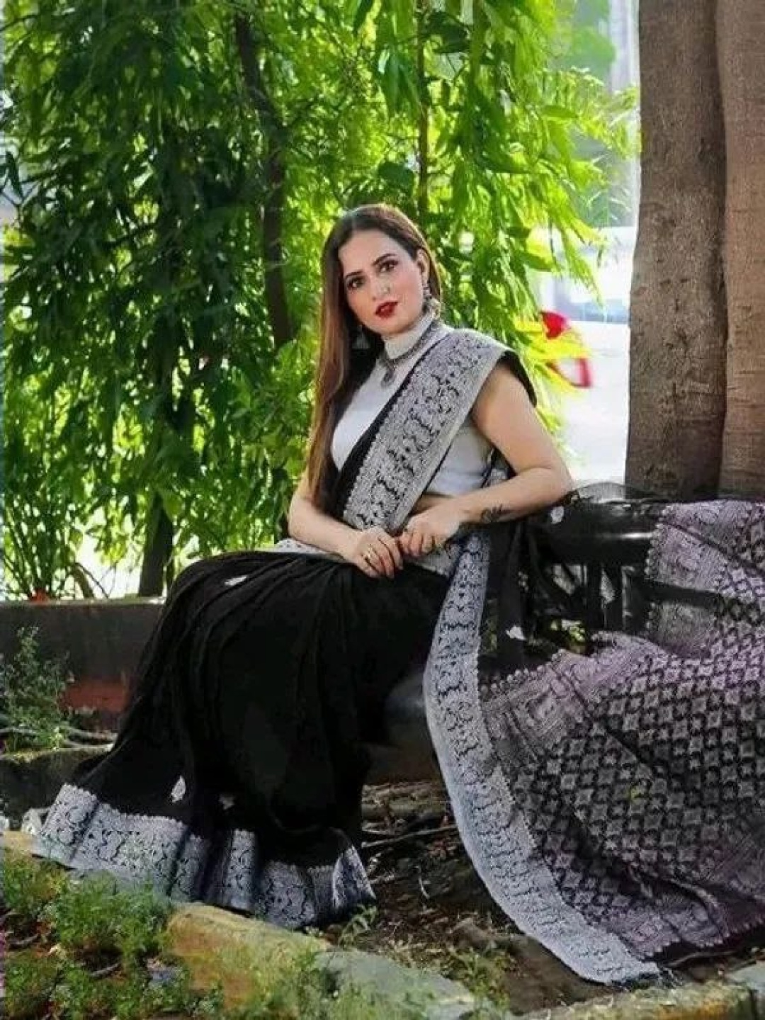 

Quelea Ethnic Motifs Zari Pure Silk Banarasi Saree, Black