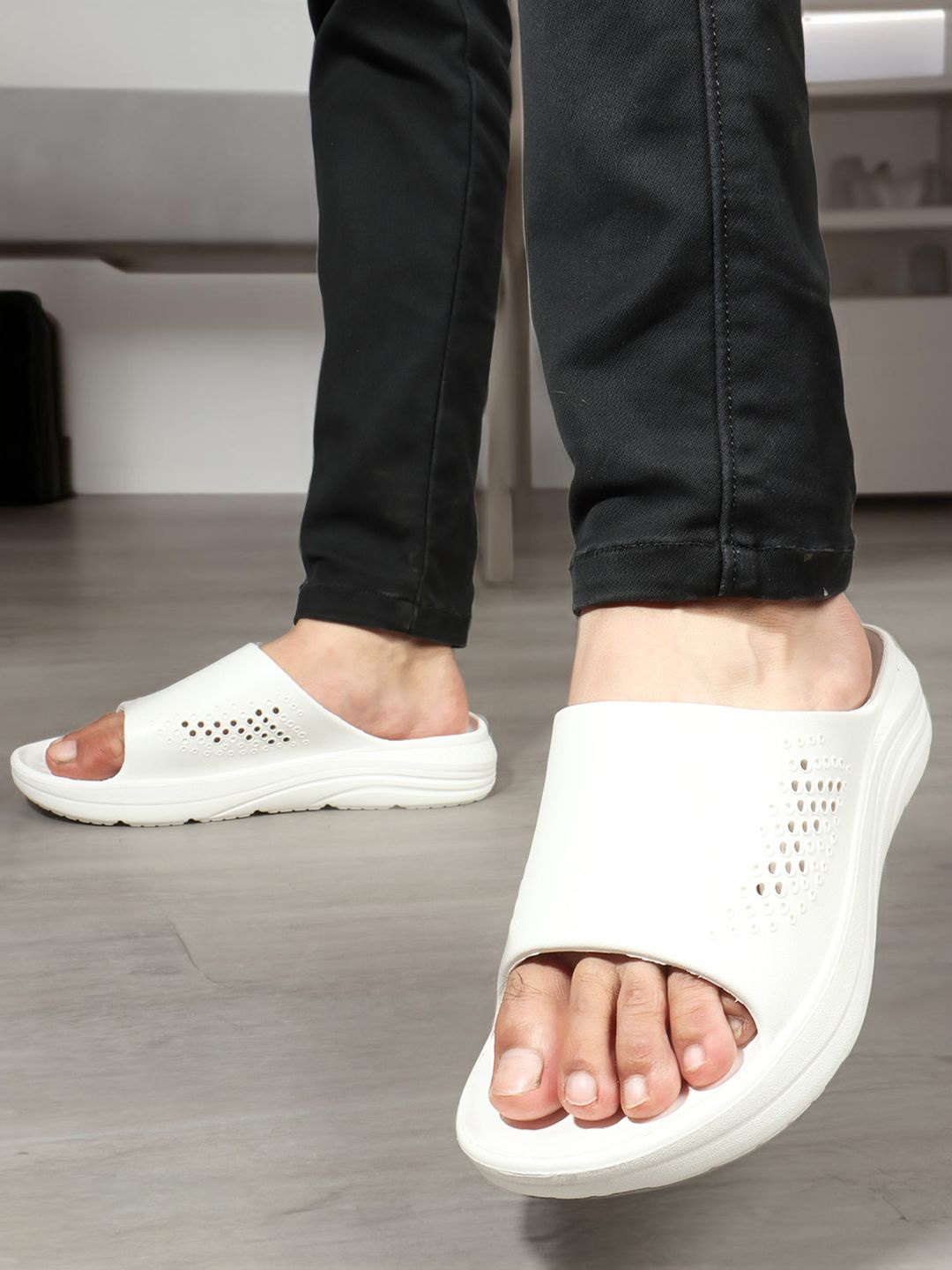 

Carlton London Men Solid Rubber Sliders, White
