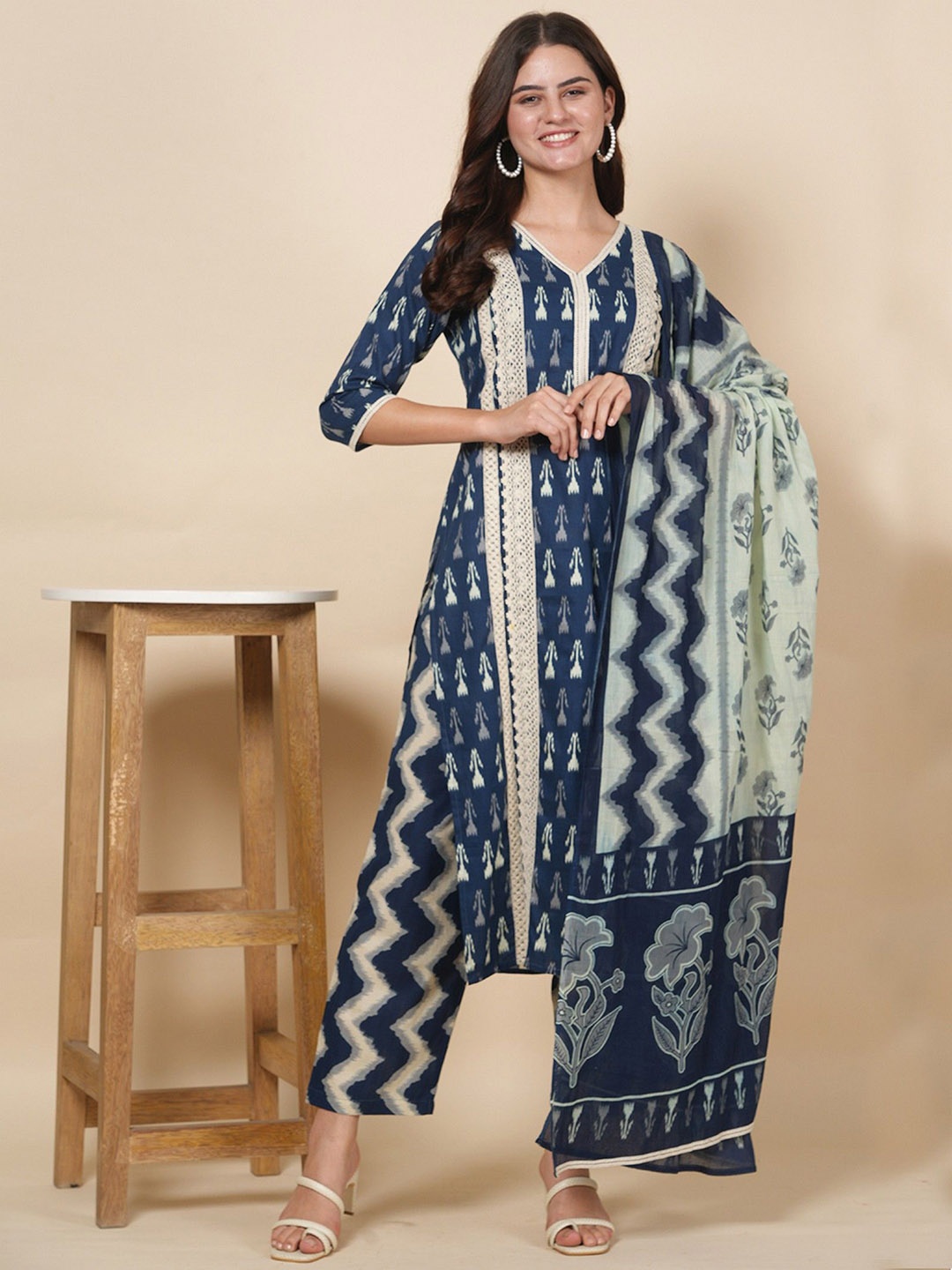 

LABEL KRISHA Floral Printed V-Neck Pure Cotton Straight Kurta With Trousers & Dupatta, Blue