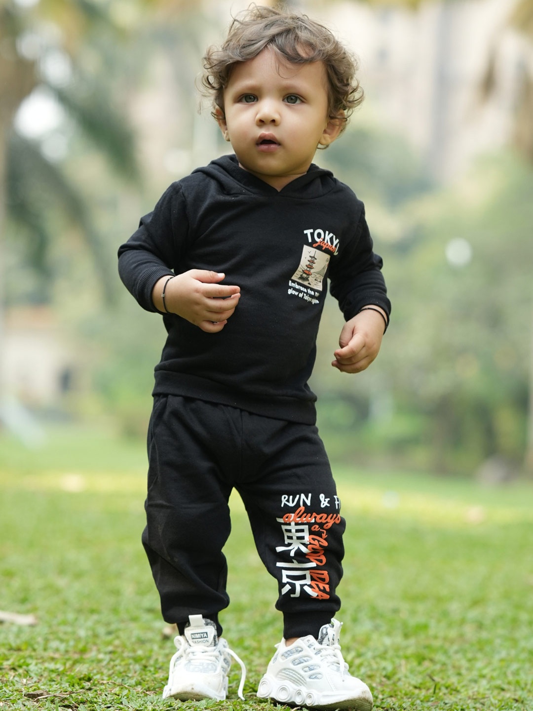 

Nap Chief Kids Printed Hooded Oversized Fit Pure Cotton Sweatshirt With Joggers, Black