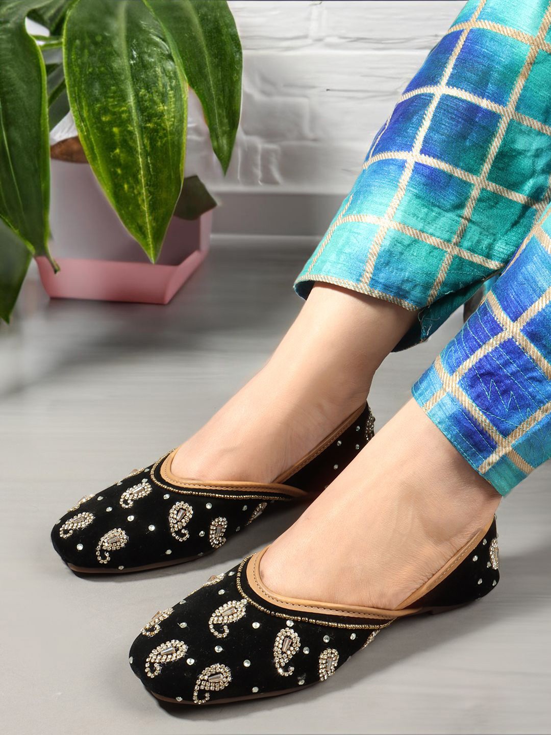 

ICONICS Women Embellished Ethnic Mojaris Flats, Black