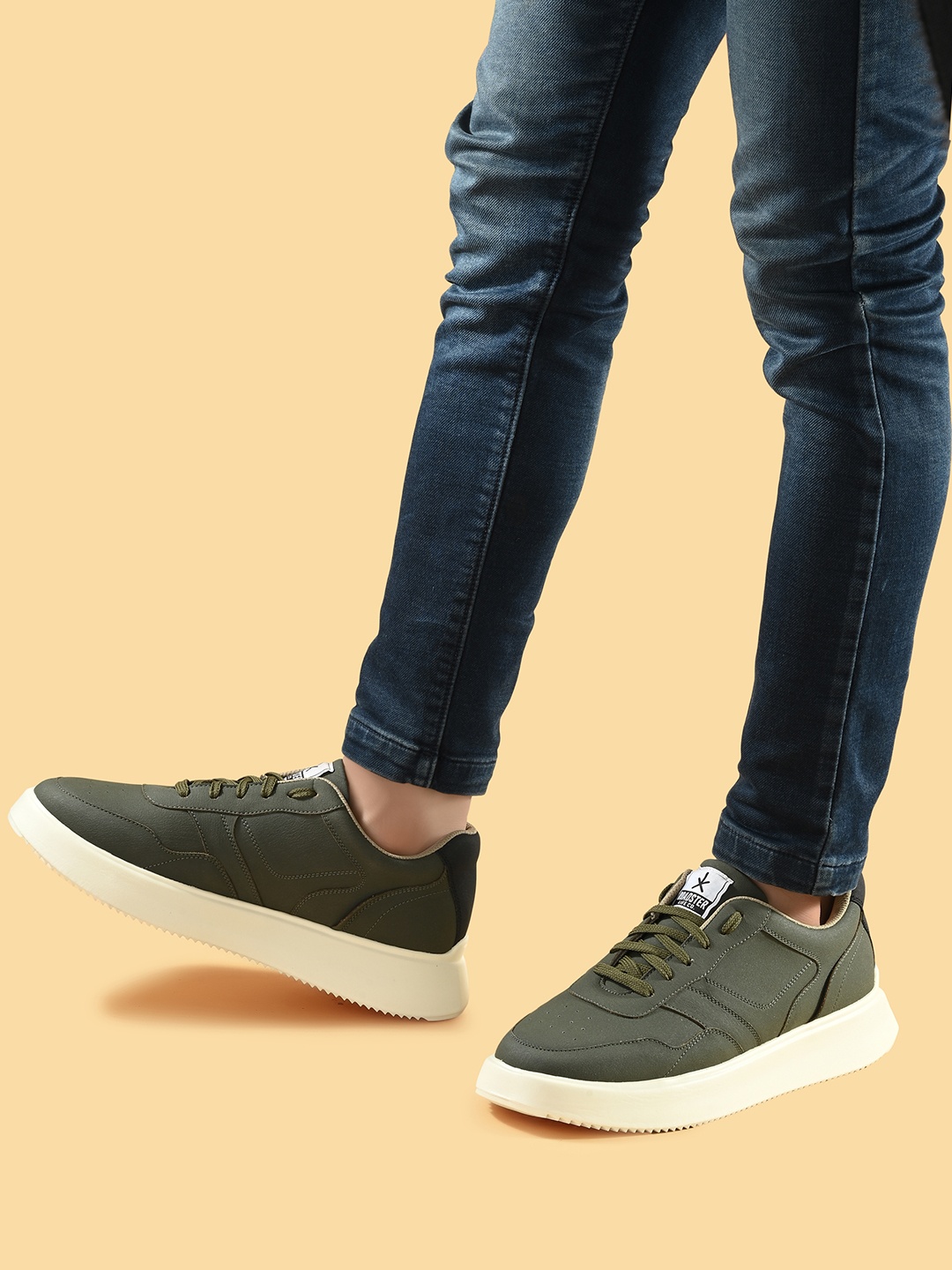 

Roadster Men Solid Casual Sneakers, Green