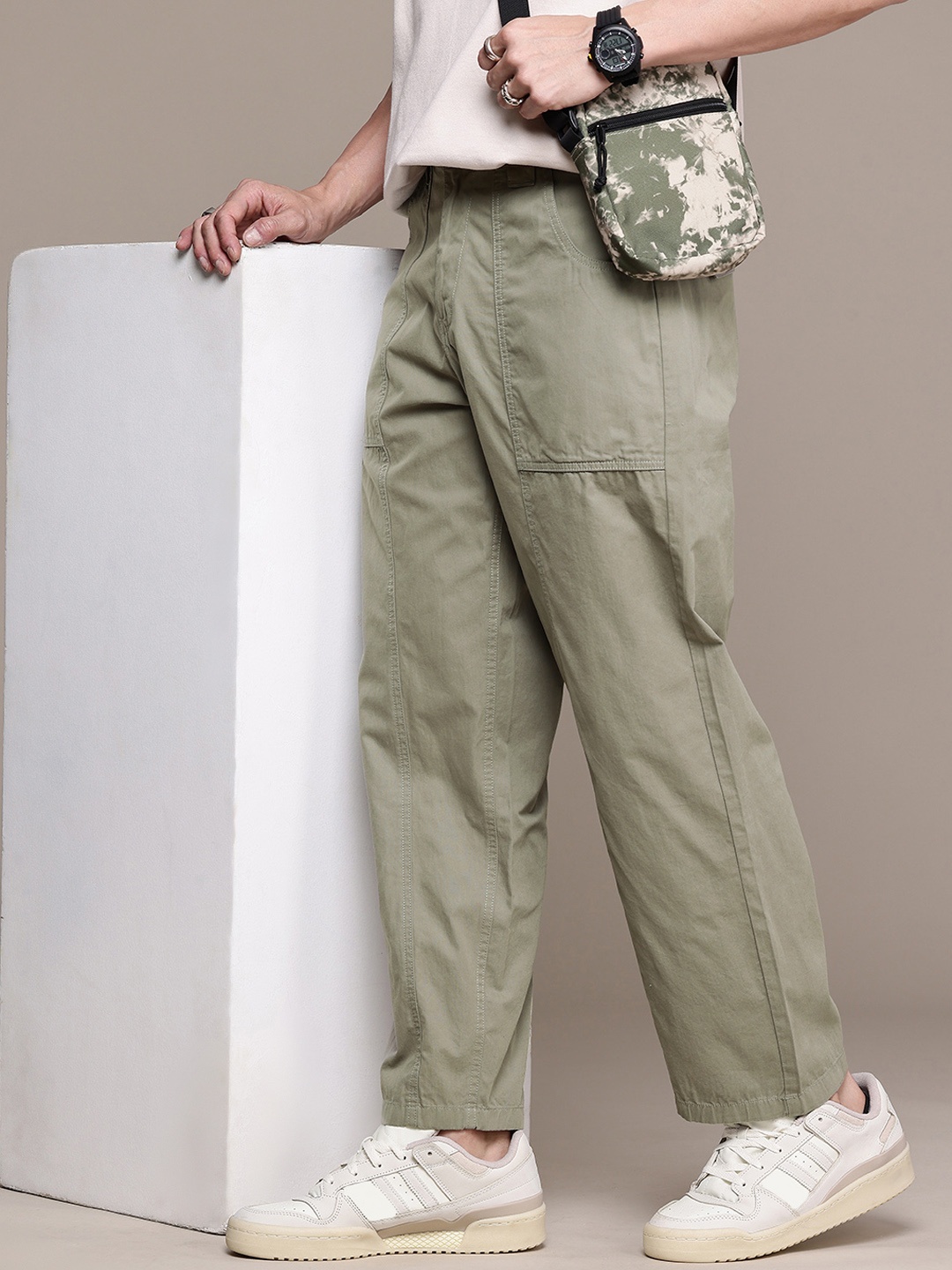 

WROGN Men Oversized Pure Cotton Chinos Trousers, Olive