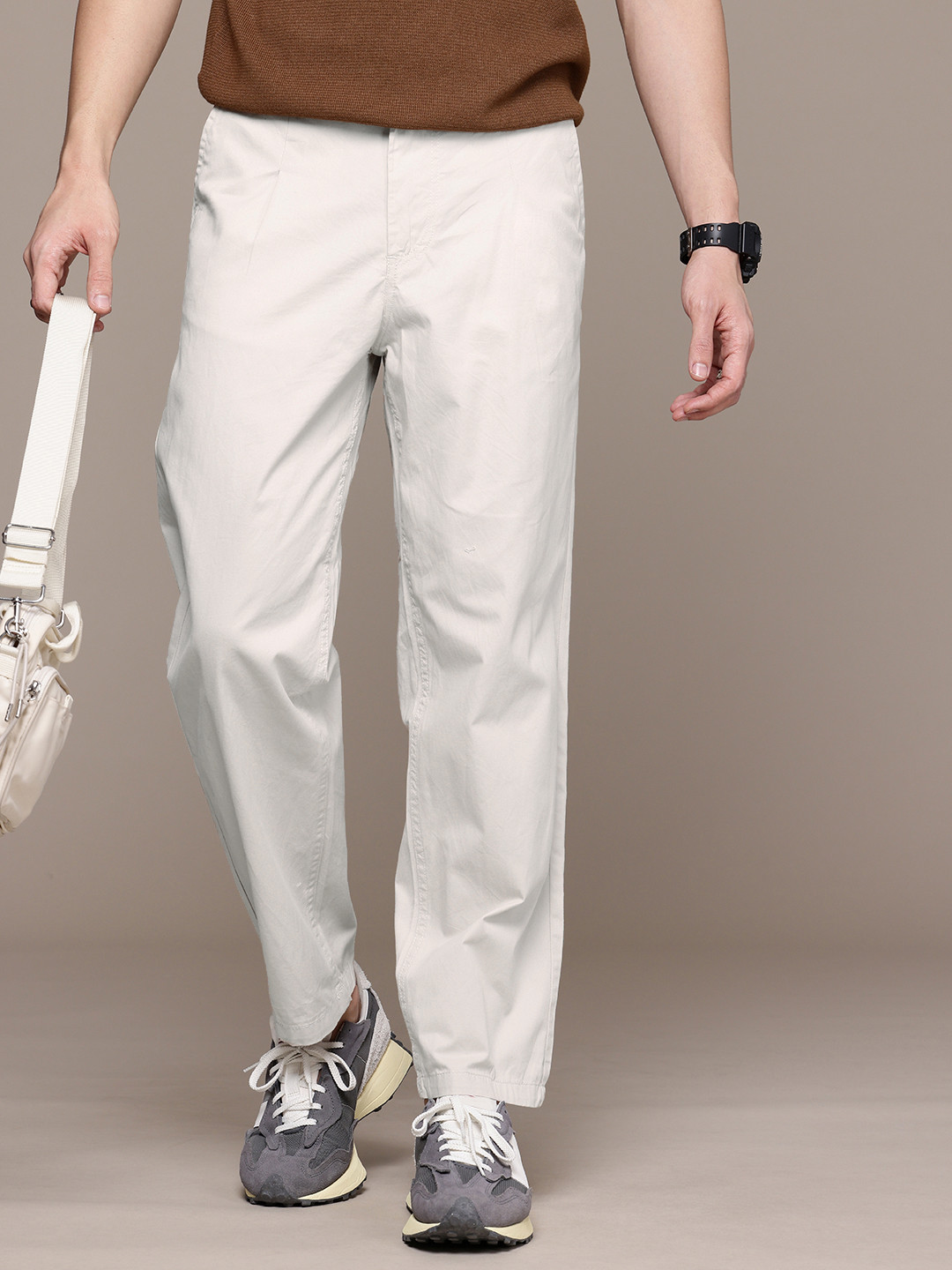 

WROGN Men Loose Fit Chinos Trousers, Off white