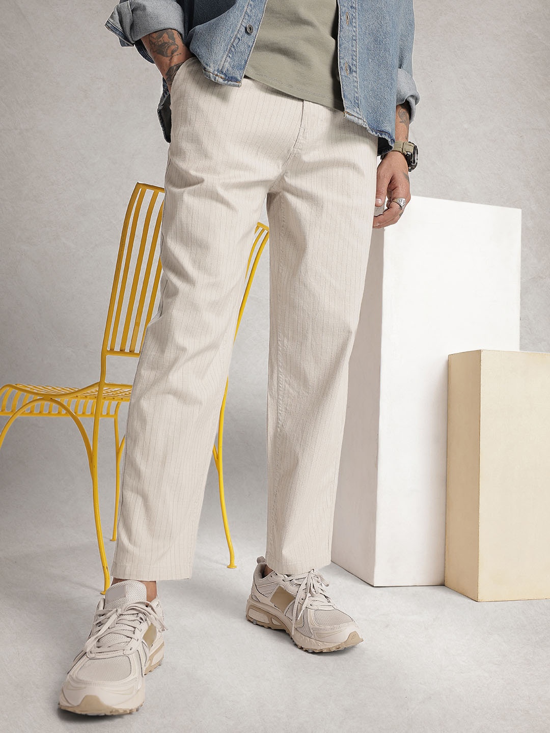 

WROGN Men Striped Oversized Trousers, Grey