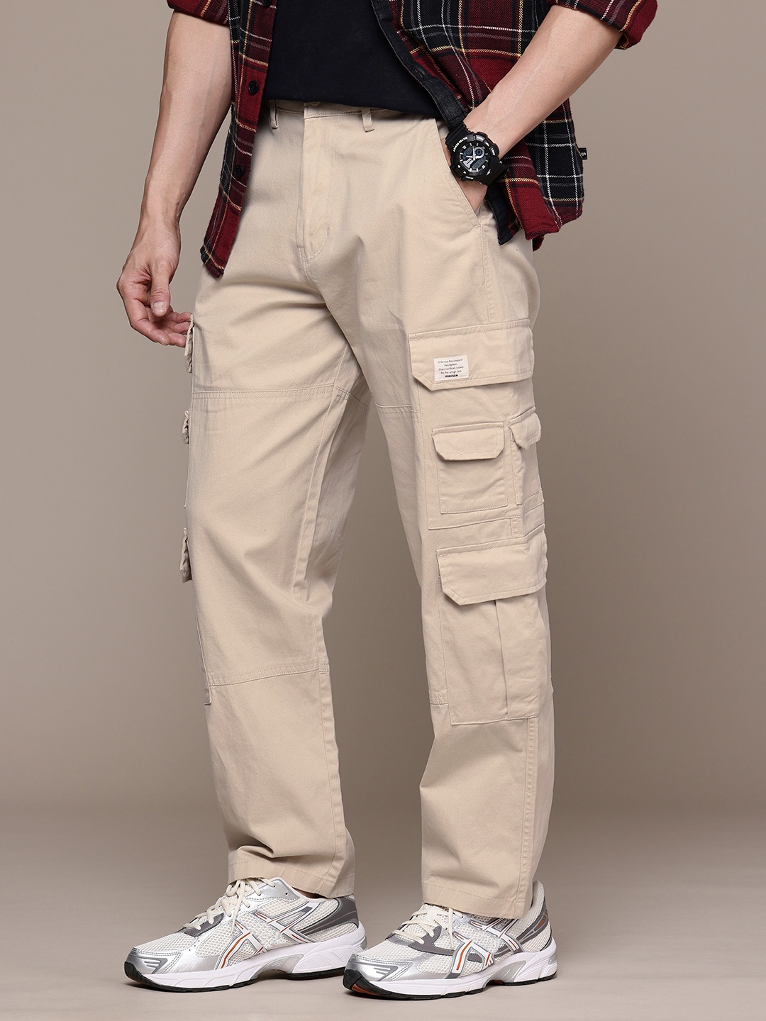 

WROGN Men Oversized Cargos Trousers, Beige