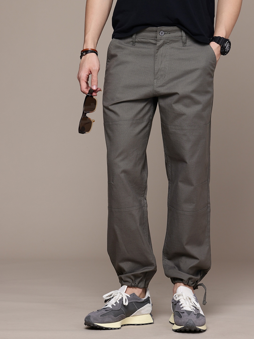 

WROGN Men Self Design Textured Loose Fit Chinos Joggers, Grey
