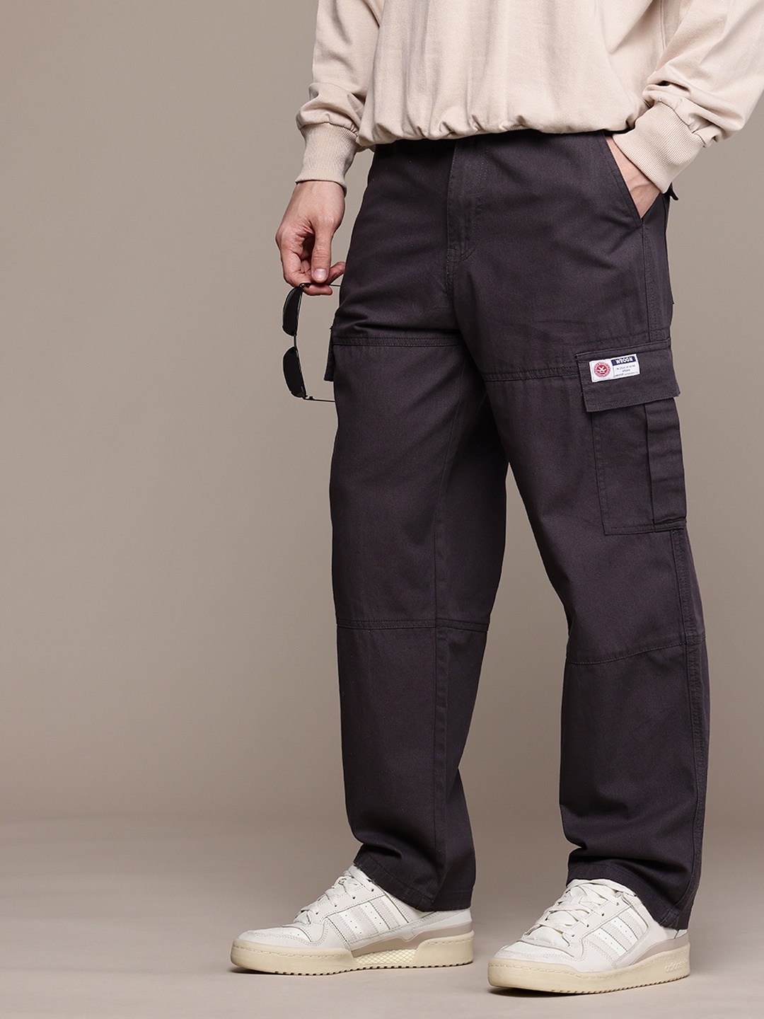 

WROGN Men Loose Fit Pure Cotton Cargo Trousers, Grey