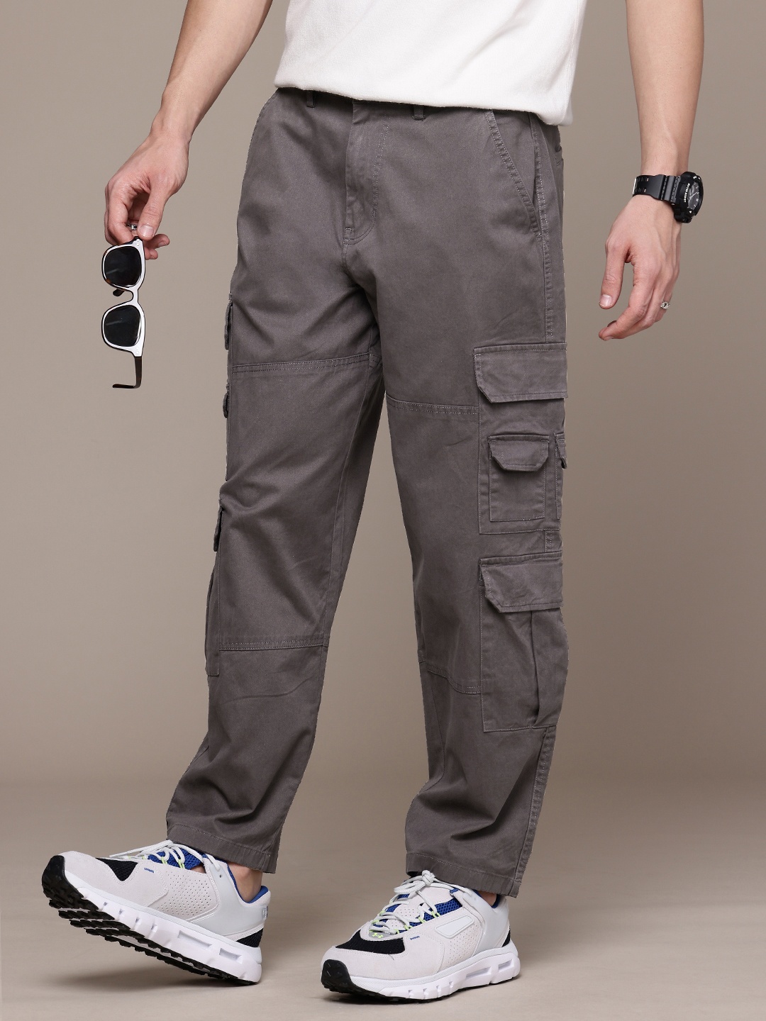 

WROGN Men Oversized Fit Cargos Trousers, Grey