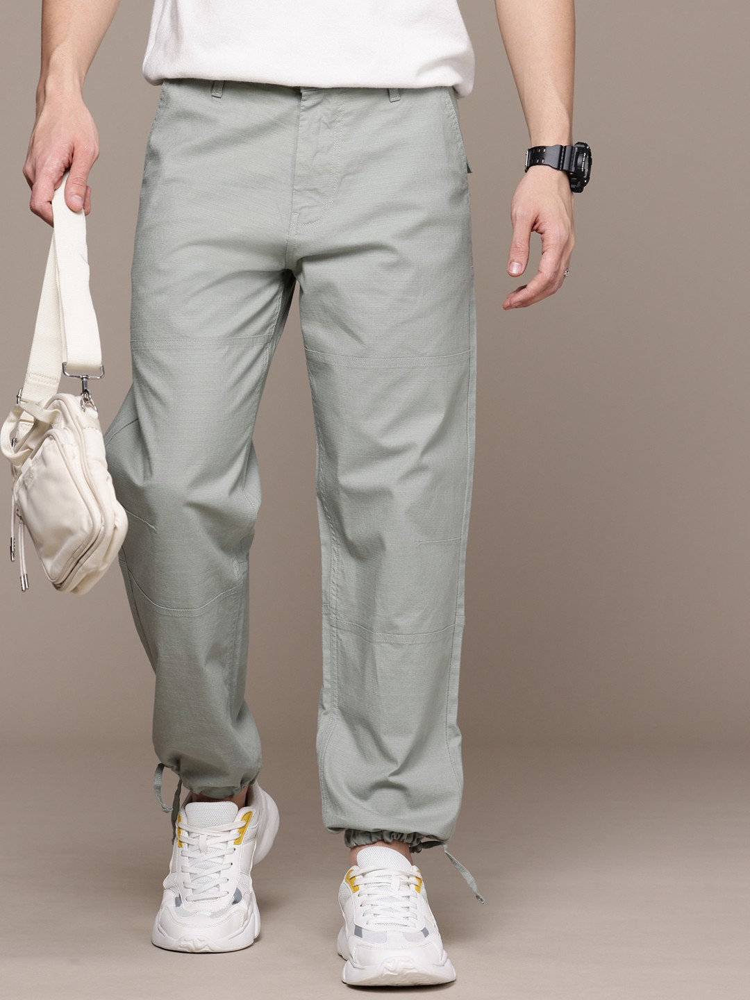

WROGN Men Loose Fit Chinos Trousers, Grey