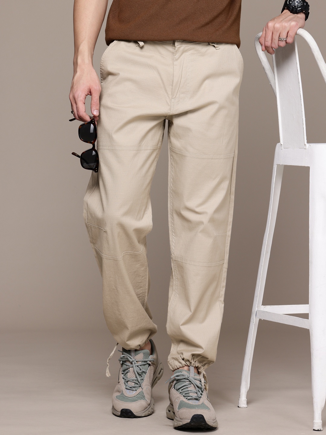 

WROGN Men Loose Fit Joggers Trousers, Beige