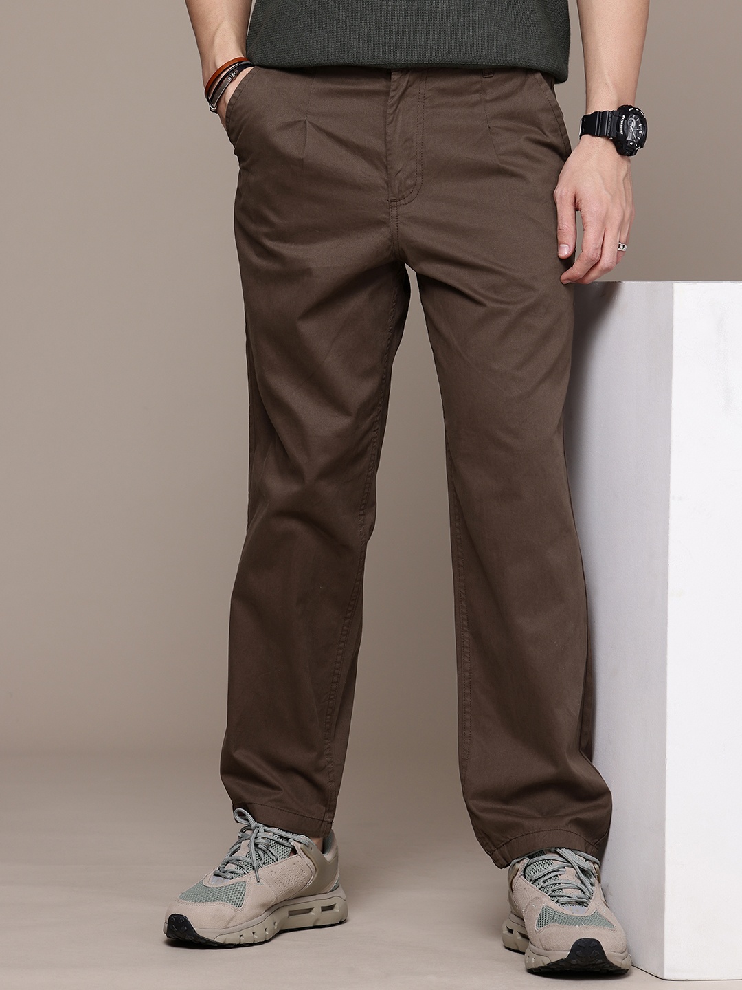 

WROGN Men Pure Cotton Loose Fit Pleated Chinos Trousers, Olive