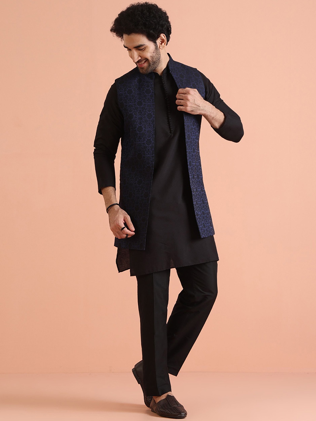 

KISAH Men Woven Design Regular Fit Ethnic Motifs Kurta Nehru Jacket Trouser Set, Navy blue