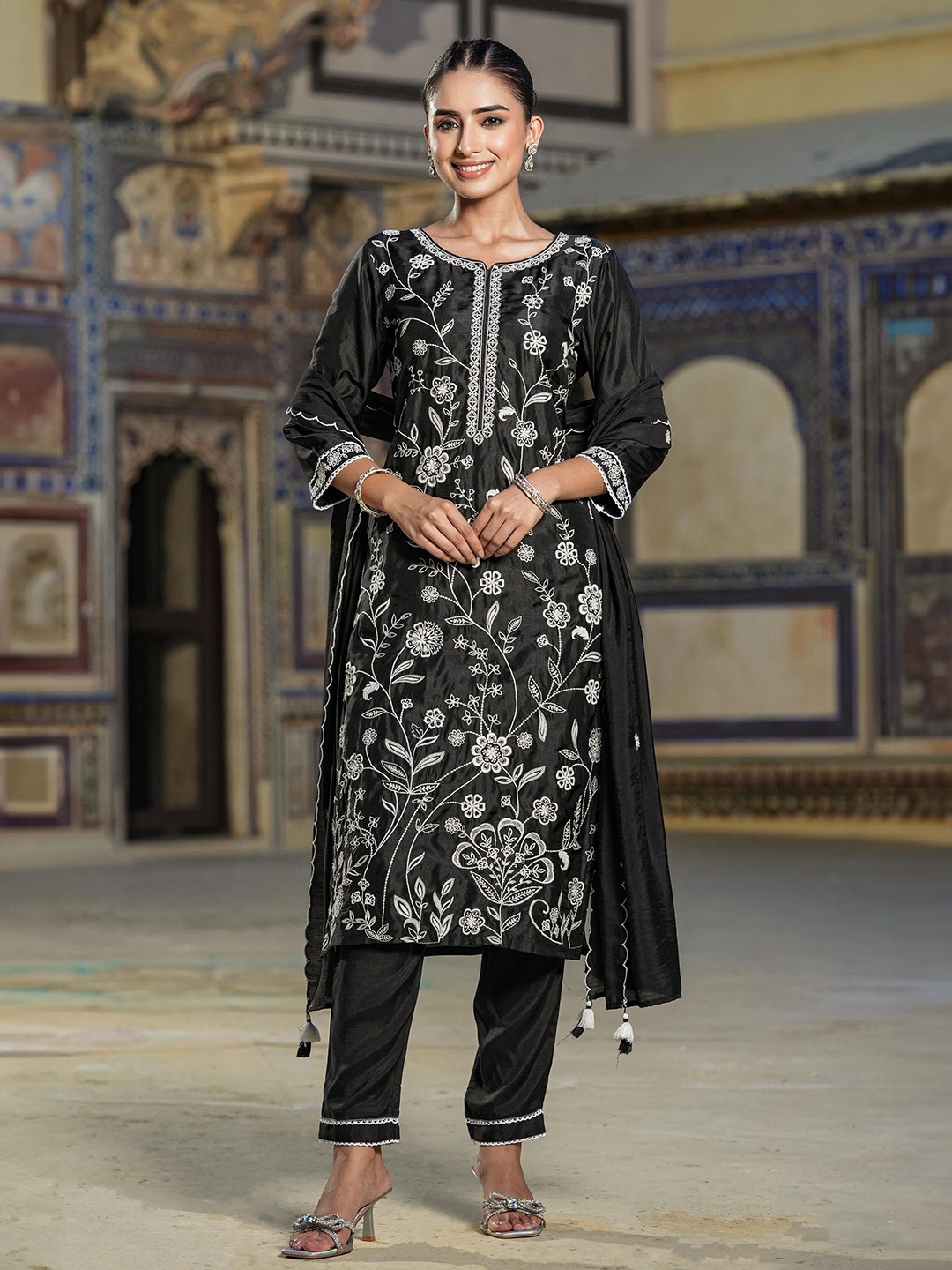 

SCAKHI Floral Embroidered Straight Kurta with Trousers & Dupatta, Black