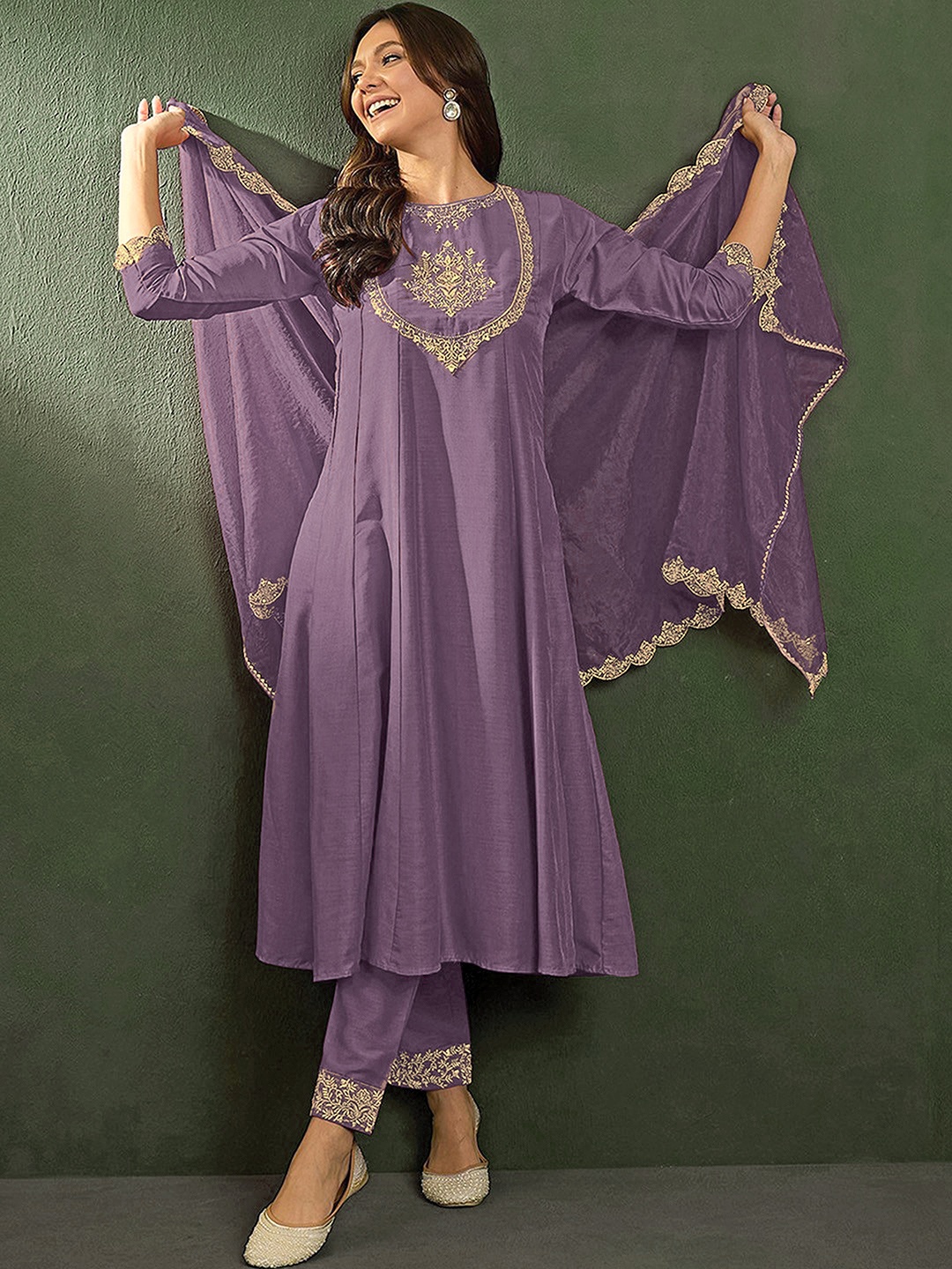 

Trendmalls Floral Embroidered Sequinned Anarkali Kurta & Trousers With Dupatta, Purple