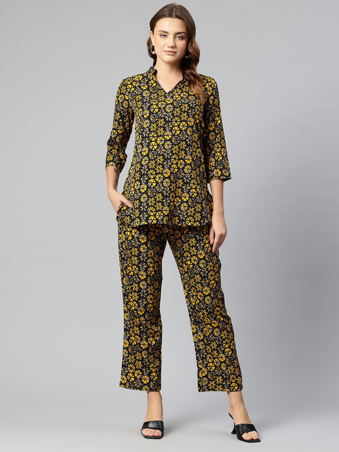 

Cottinfab Women Floral Printed V Neck Tunic With Trouser Co-Ords, Black