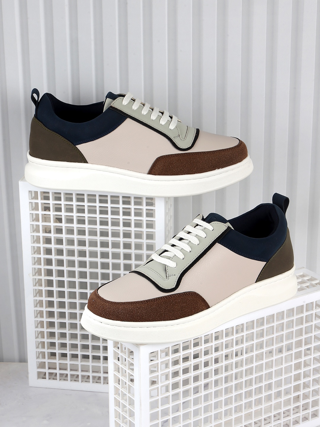 

Mochi Men Colourblocked Round Toe Casual Sneakers, Beige