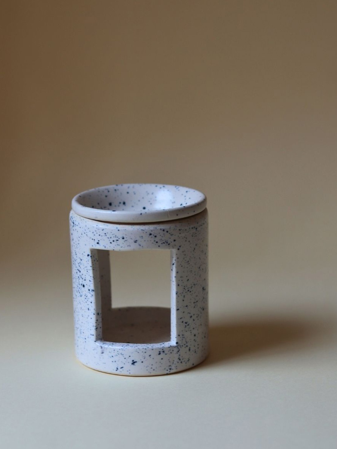 

WEAVING HOMES White & Black Ceramic Aroma Tea Light Diffuser