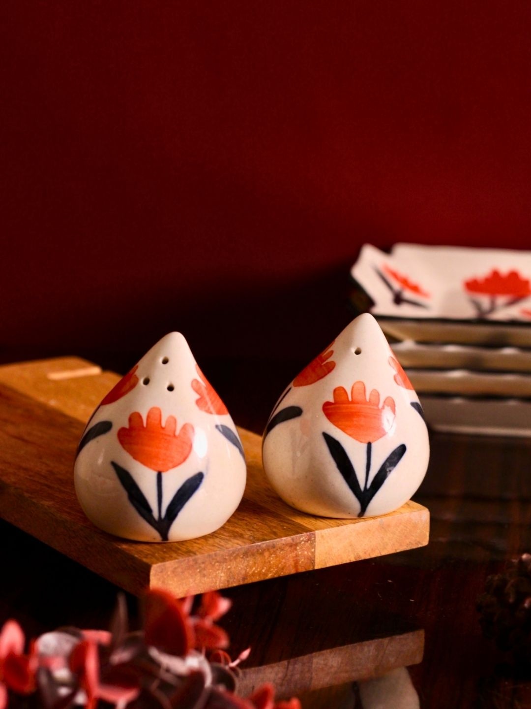 

WEAVING HOMES White & Orange 2 PIeces Ceramic Salt & Pepper Shakers