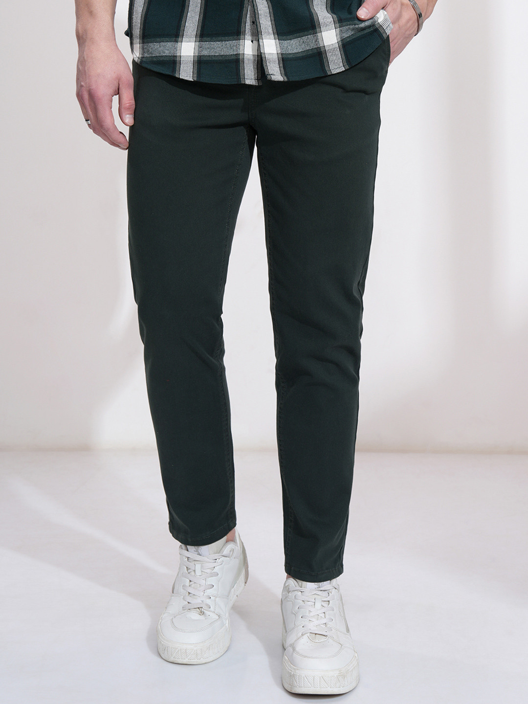 

HIGHLANDER Men Tapered Fit Trousers, Green