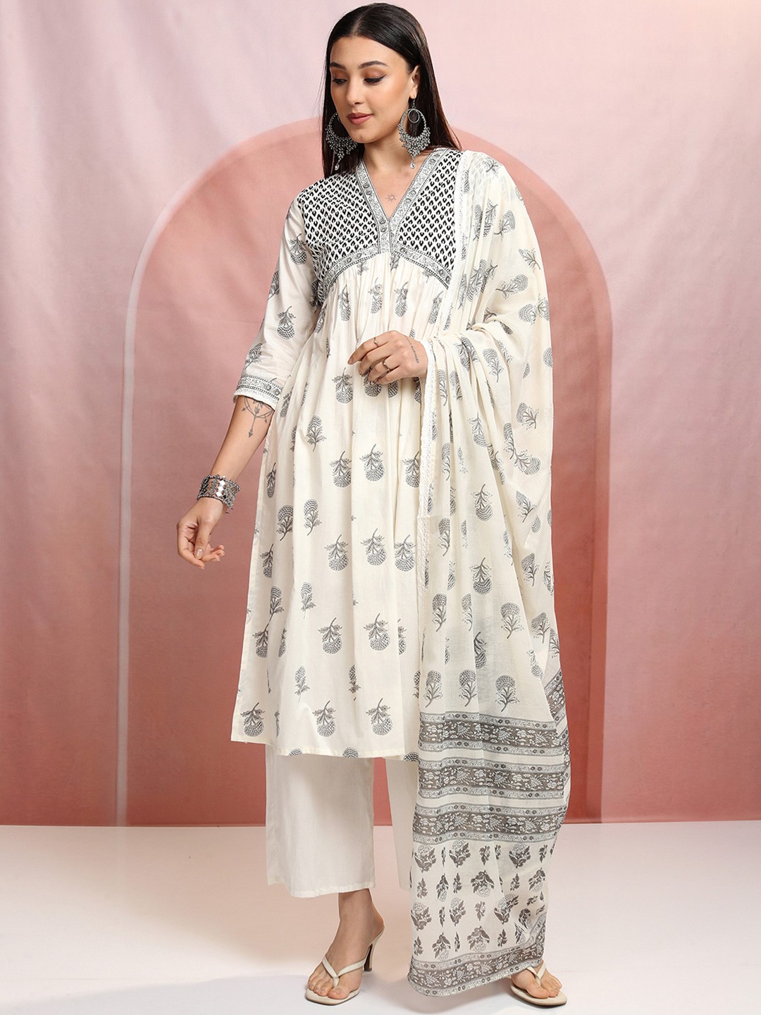 

Vishudh Printed Cotton Kurta Set, Grey