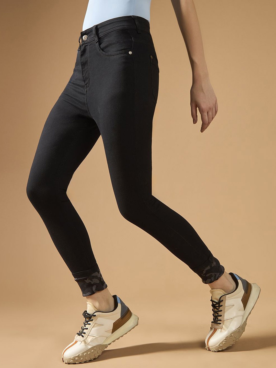 

The Roadster Lifestyle Co. Women Slim-Fit No Fade Jeans, Black
