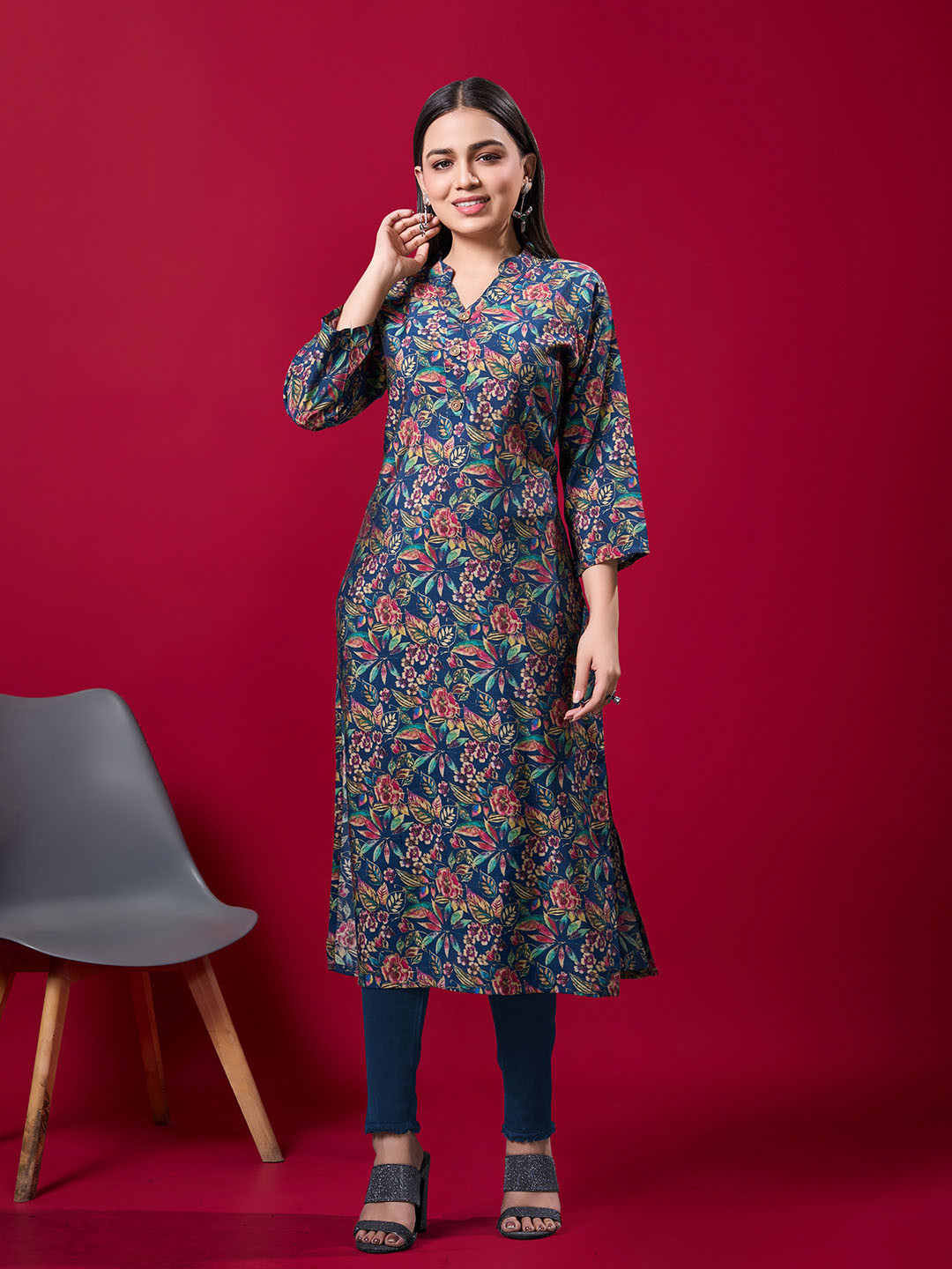 

JDS LIFESTYLE Women Floral Printed Straight Kurta, Navy blue