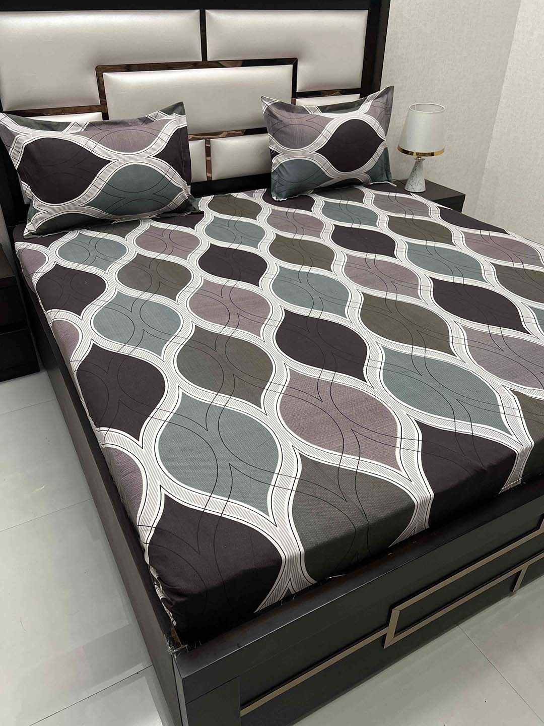 

Pure Decor Amulya White & Brown Printed 220 TC Queen Bedsheet With 2 Pillow Covers