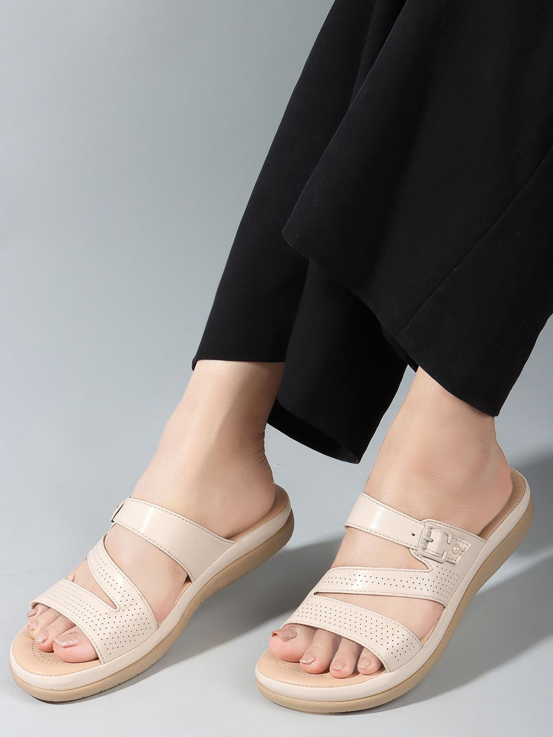 

The Roadster Lifestyle Co Women Open Toe Flats, Cream