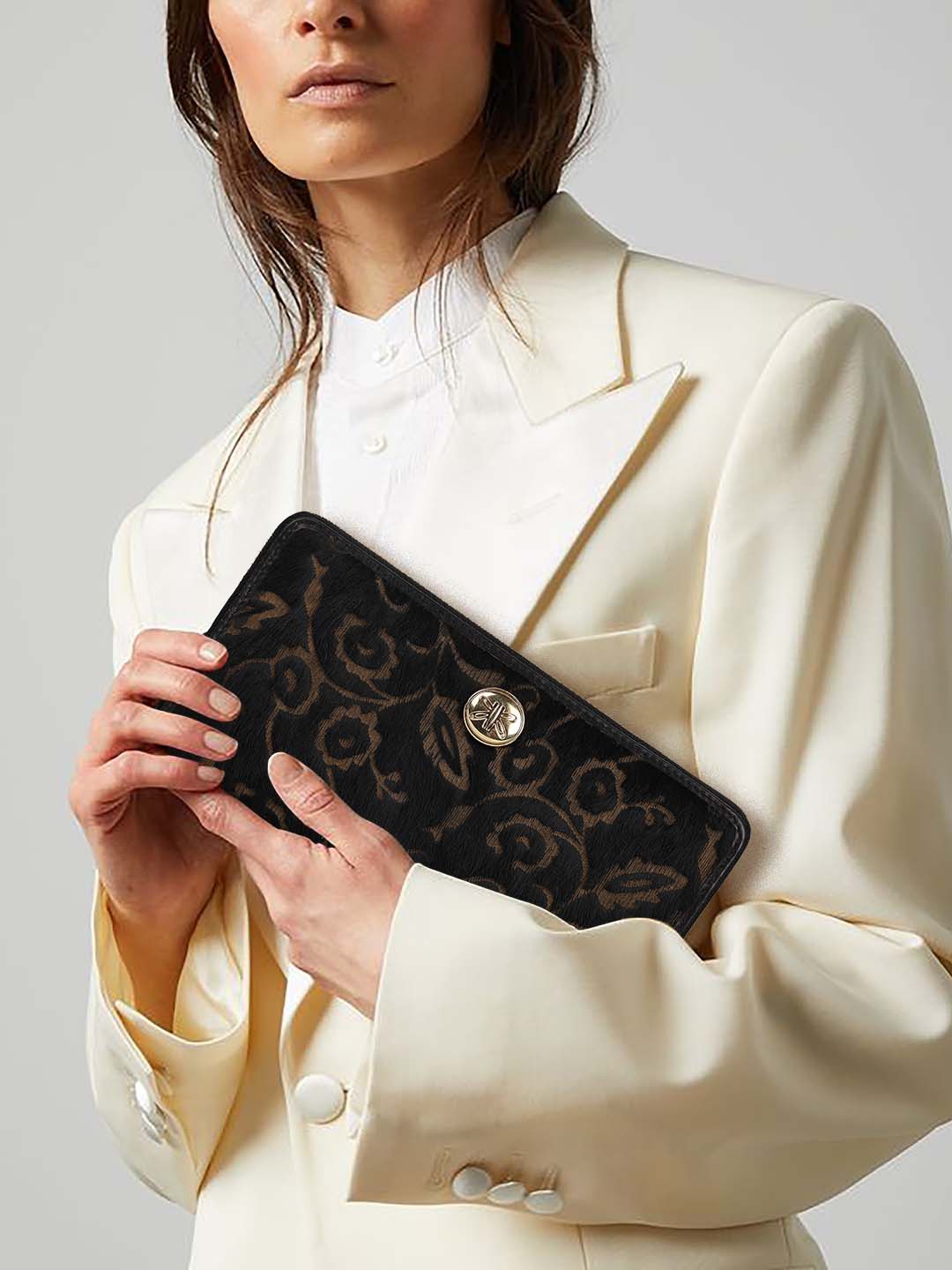 

RI2K LONDON Women Self Design Leather Zip Around Wallet, Black