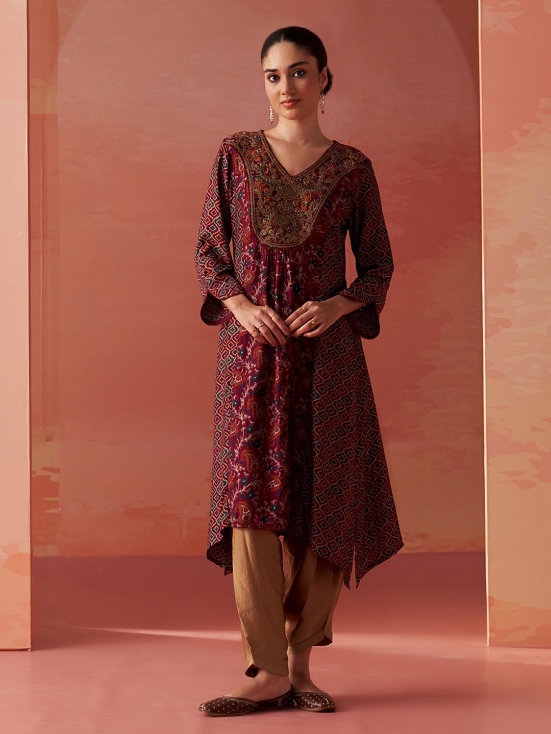 

Lakshita Floral Embroidered Sequinned A-Line Kurta, Maroon