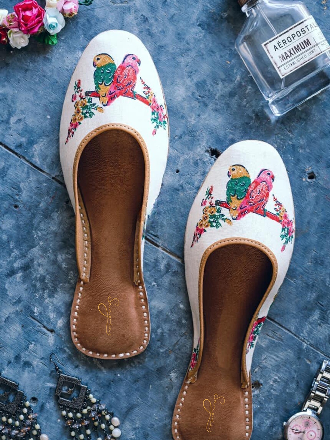

Sangria Women Printed Leather Mojaris, White