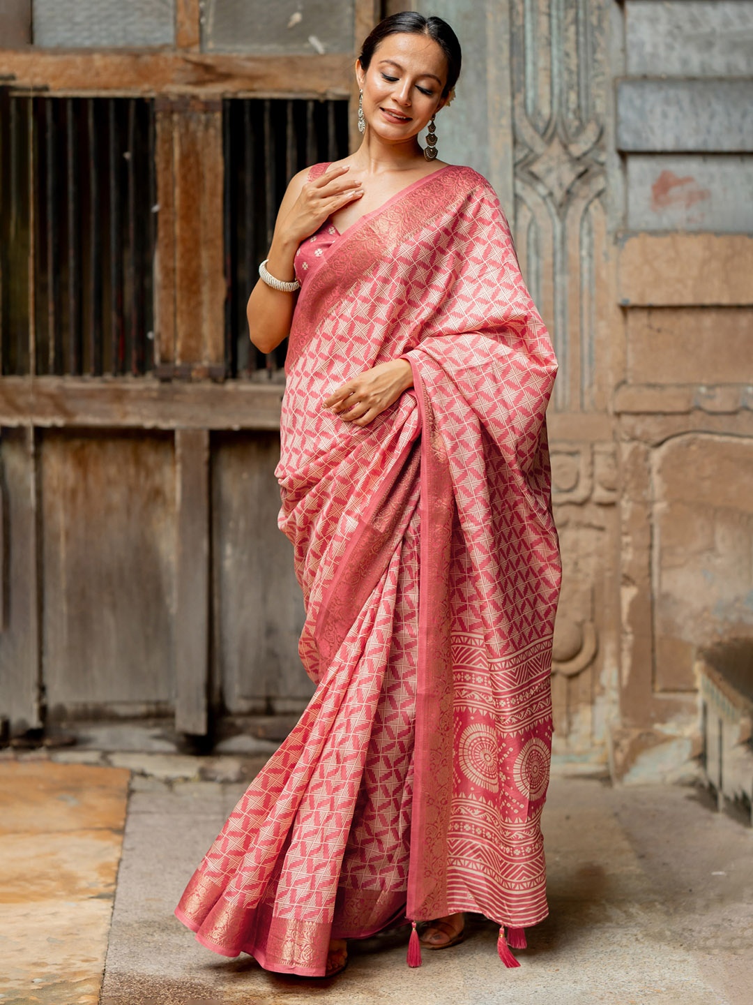 

MIRCHI FASHION Women Geometric Printed Zari Saree, Pink