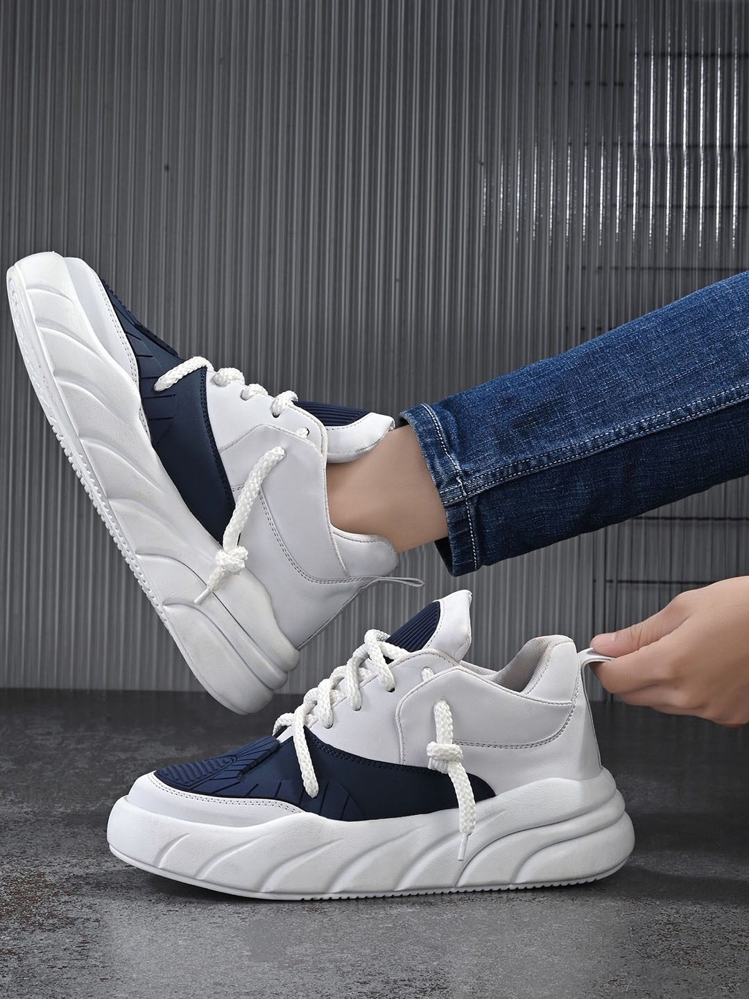 

AfroJack Men Colourblocked Sneakers, White